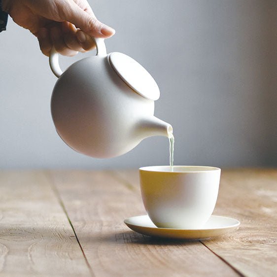 Tekopp med fat Pebble Vit 180ml - The Tea Centre of Stockholm